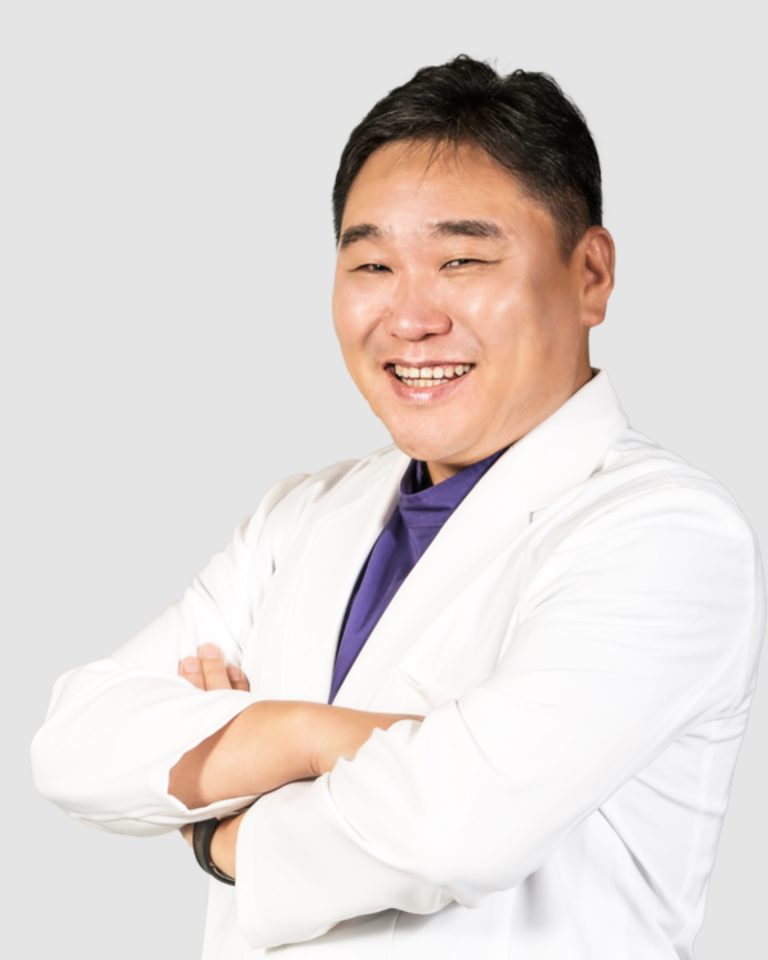 身穿白袍、雙手交叉的人物半身照